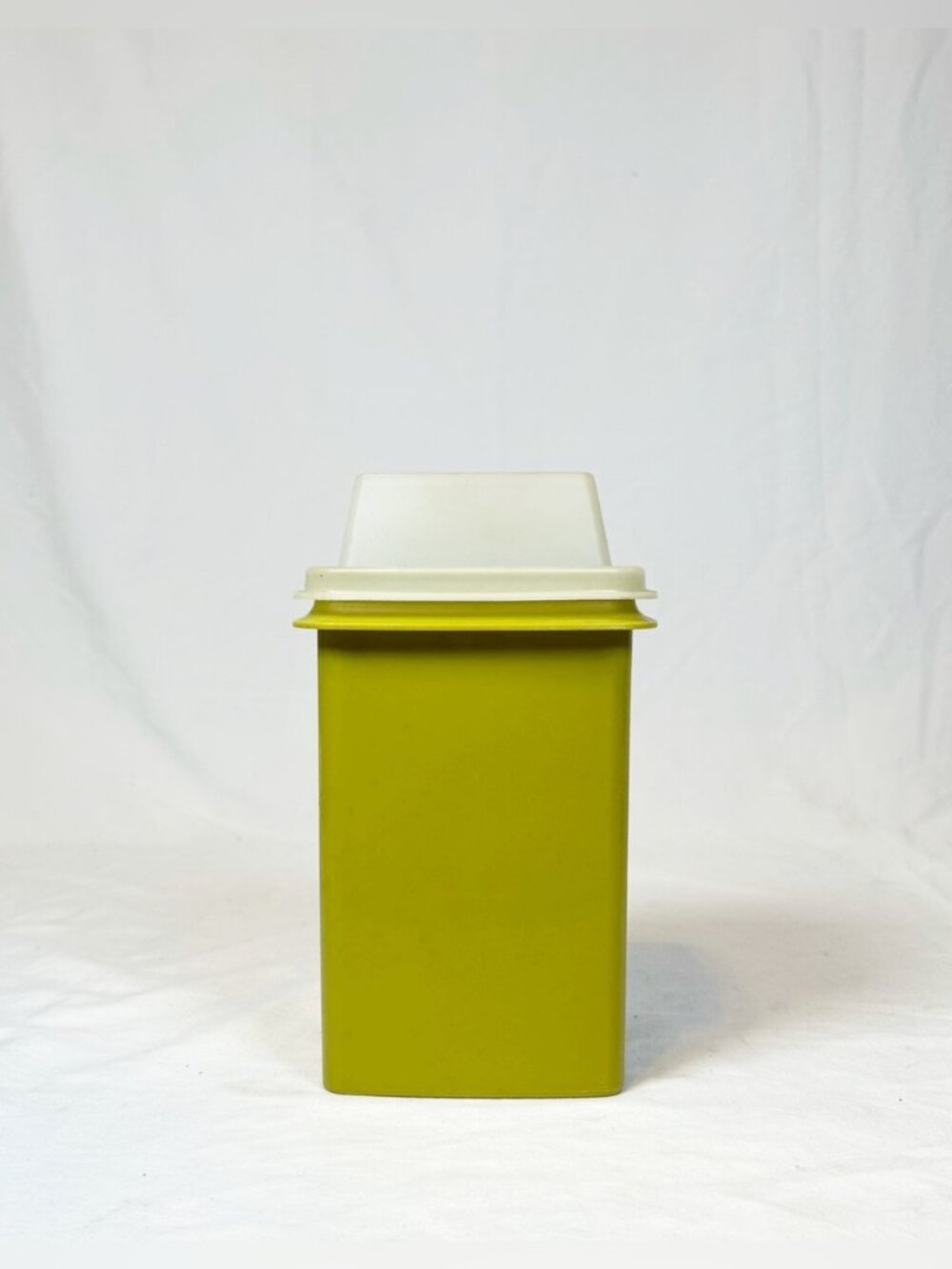 Vintage Tupperware Harvest Green Pickle/Olive Keeper 1330-6
